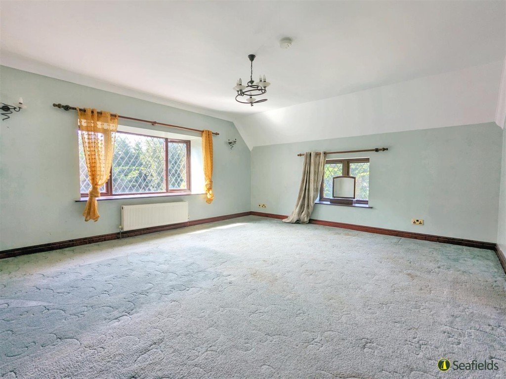 Lot: 115 - FREEHOLD DETACHED HOUSE FOR IMPROVEMENT AND BARN AND OUTBUILDINGS WITH POTENTIAL ON A PLOT CLOSE TO ONE AND A HALF ACRES - One of the Bedrooms